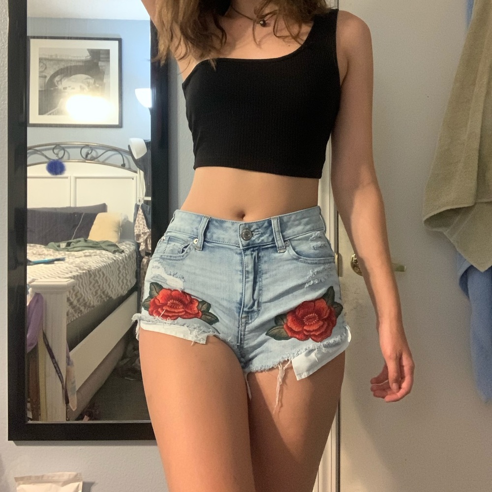 Rose embroidered shorts🌹